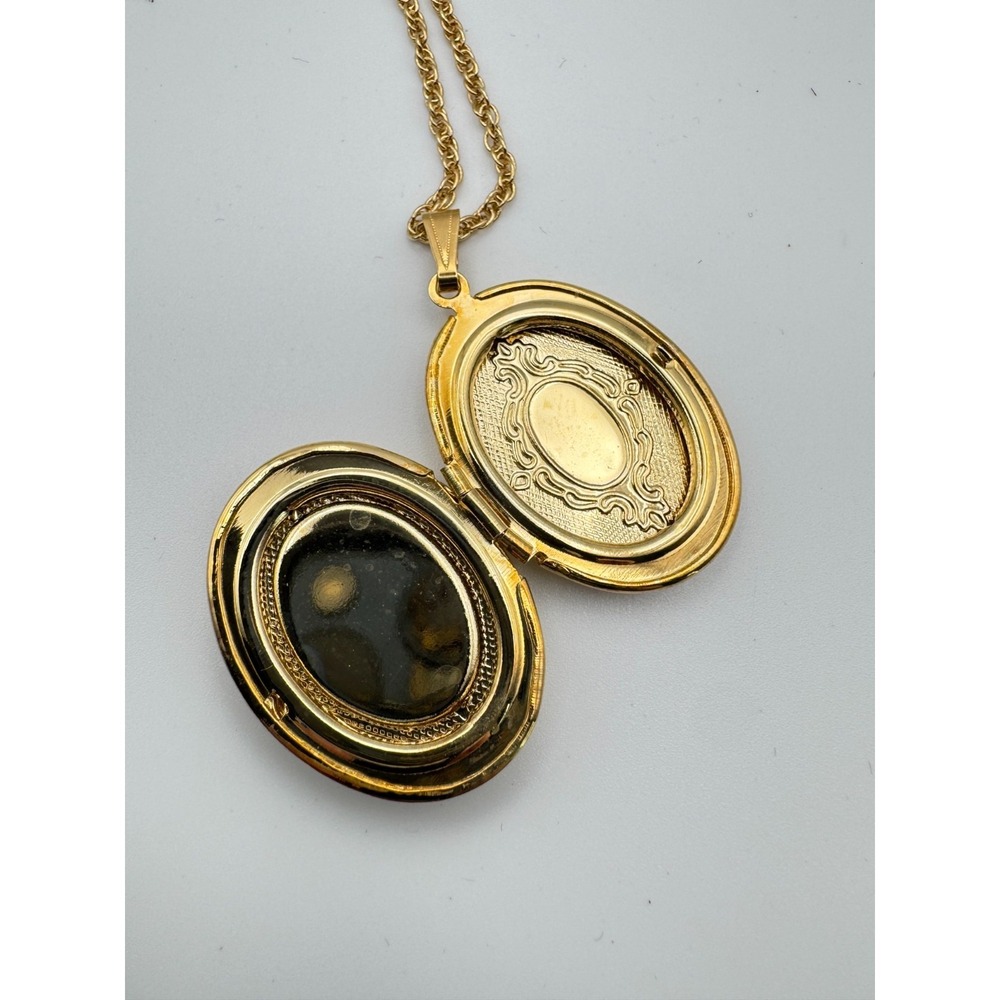 Vintage Locket Necklace Gold Tone Oval Mother of Pearl Praying Hands Religious - Picture 6 of 9